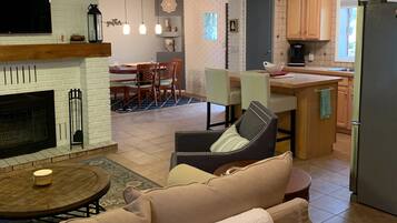 Smart-TV, Kamin, Tischtennisplatte, Bücher