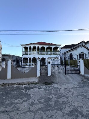 Exterior - Relax and enjoy in this beautiful home in a quiet neighbourhood. (Mineral Hieghts)