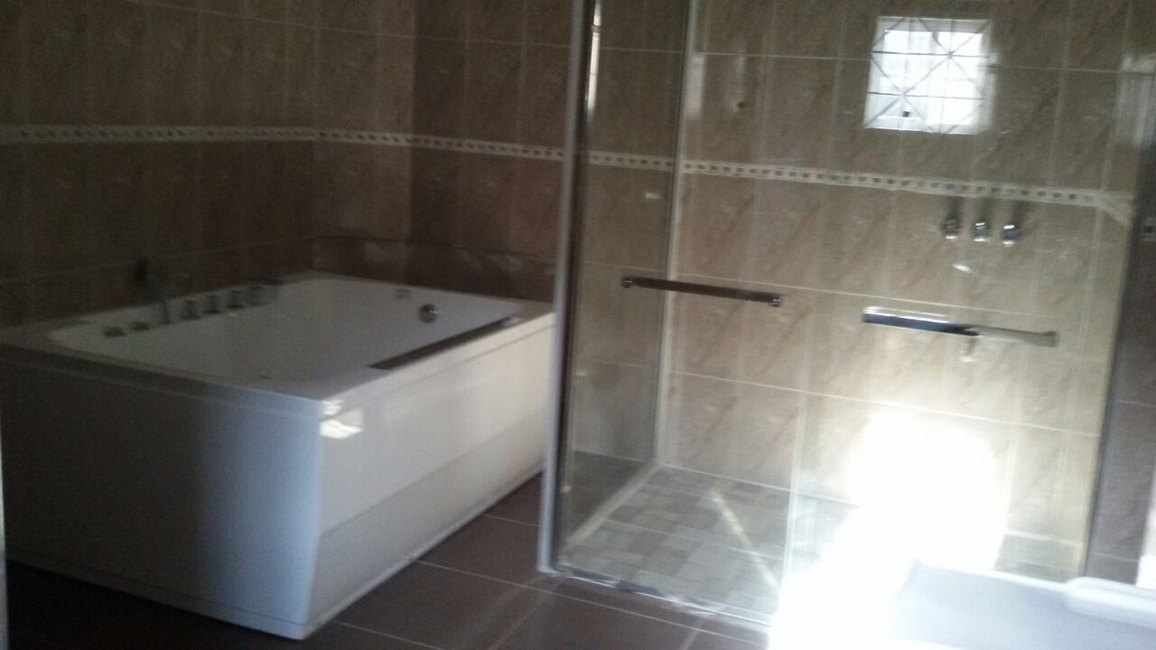 Serviettes fournies, savon, shampoing, papier toilette