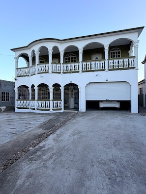 Exterior - Relax and enjoy in this beautiful home in a quiet neighbourhood. (Mineral Hieghts)