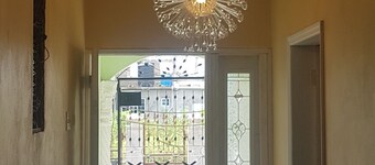 Relájate y disfruta en esta hermosa casa en un vecindario tranquilo.