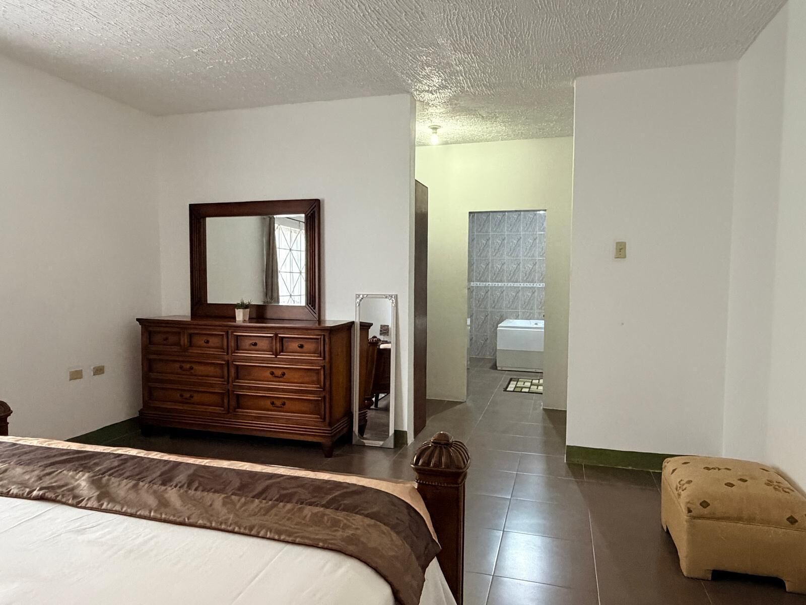 2 bedrooms, iron/ironing board, WiFi (free), bed sheets