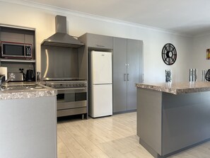 Fridge, microwave, oven, stovetop - A Cut Above - gateway to the Bay of Islands (Kerikeri)
