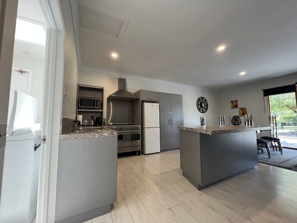 Refrigerador, microondas, horno y parrilla de estufa