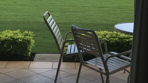 Een terras met uitzicht op de oceaan en bergen.