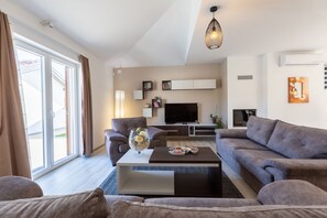 Fernseher, Kamin, Tischfußball, Tischtennisplatte