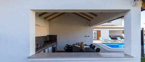 تناول الطعام بالخارج