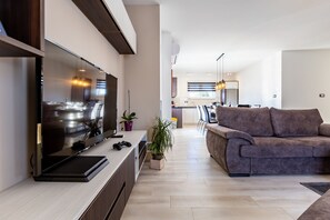 Televisión, chimenea, futbolito y tenis de mesa 