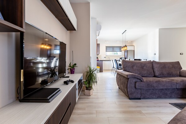 Fernseher, Kamin, Tischfußball, Tischtennisplatte