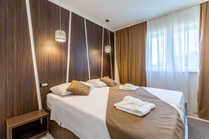 3 habitaciones, tabla de planchar con plancha, wifi y ropa de cama 