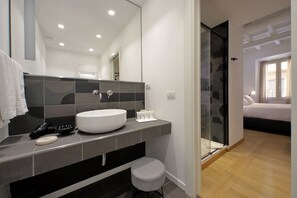 Deluxe Double Room | Bathroom | Shower, rainfall showerhead, designer toiletries, hair dryer - Youroom Vite (Rome)