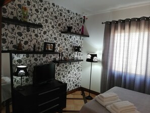 1 habitación, insonorización y tabla de planchar con plancha 