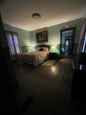 2 bedrooms, WiFi, bed sheets - Historical Louisiana Style Home (Dayton)