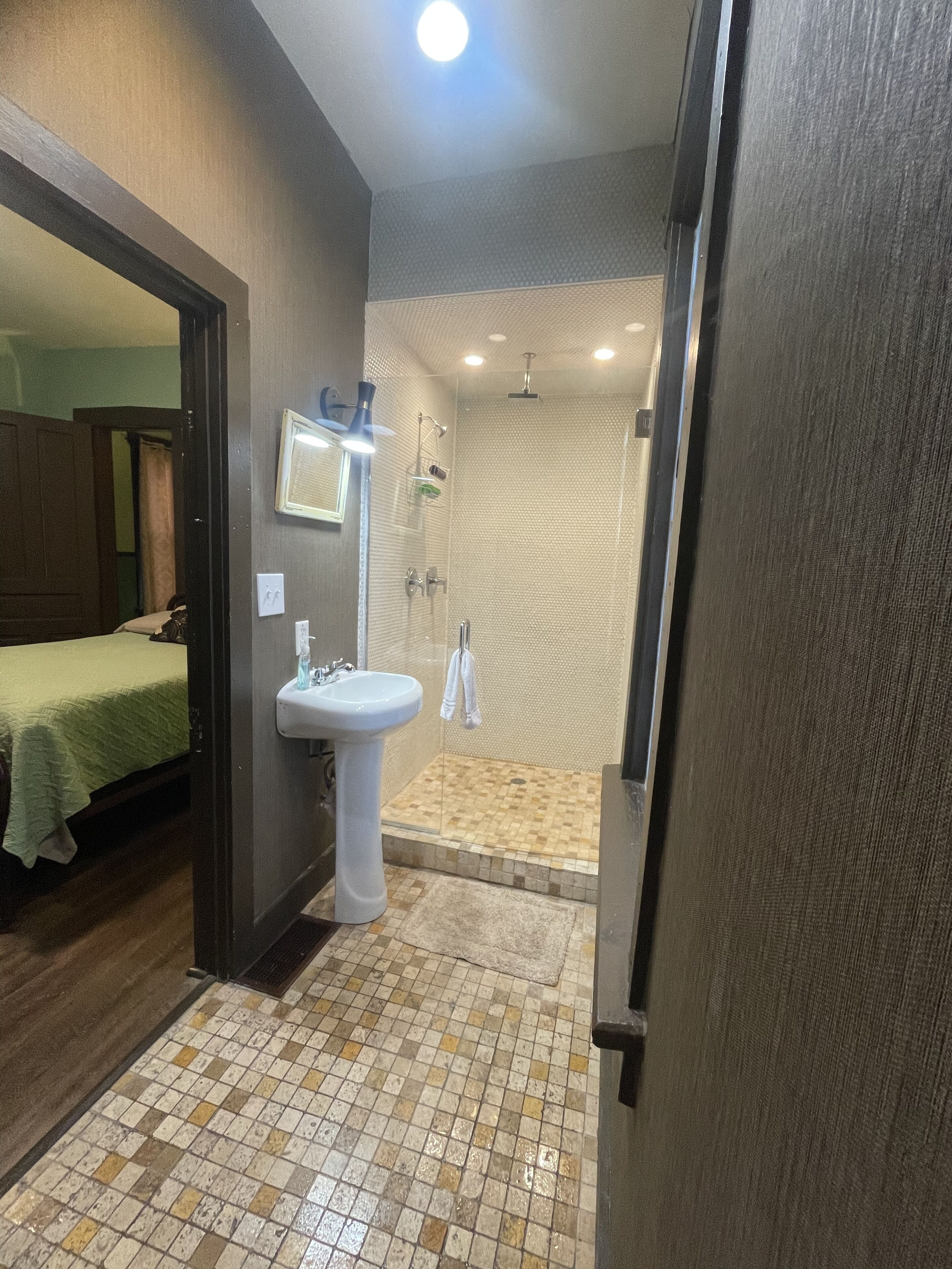 Douche, séchoir à cheveux, serviettes fournies