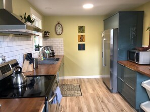 Fridge, microwave, oven, stovetop - Beautiful Art Filled Home 15 minutes to Downtown (Milwaukie)