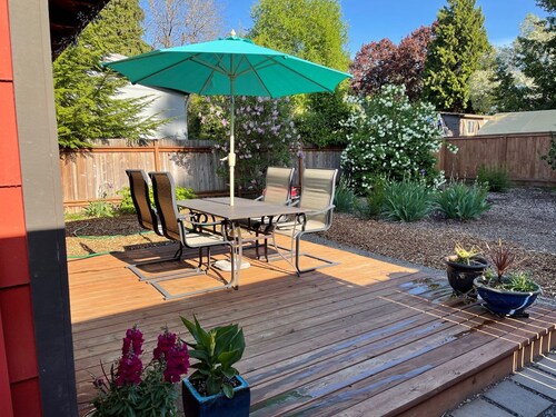 Beautiful Art Filled Home 15 minutes to Downtown