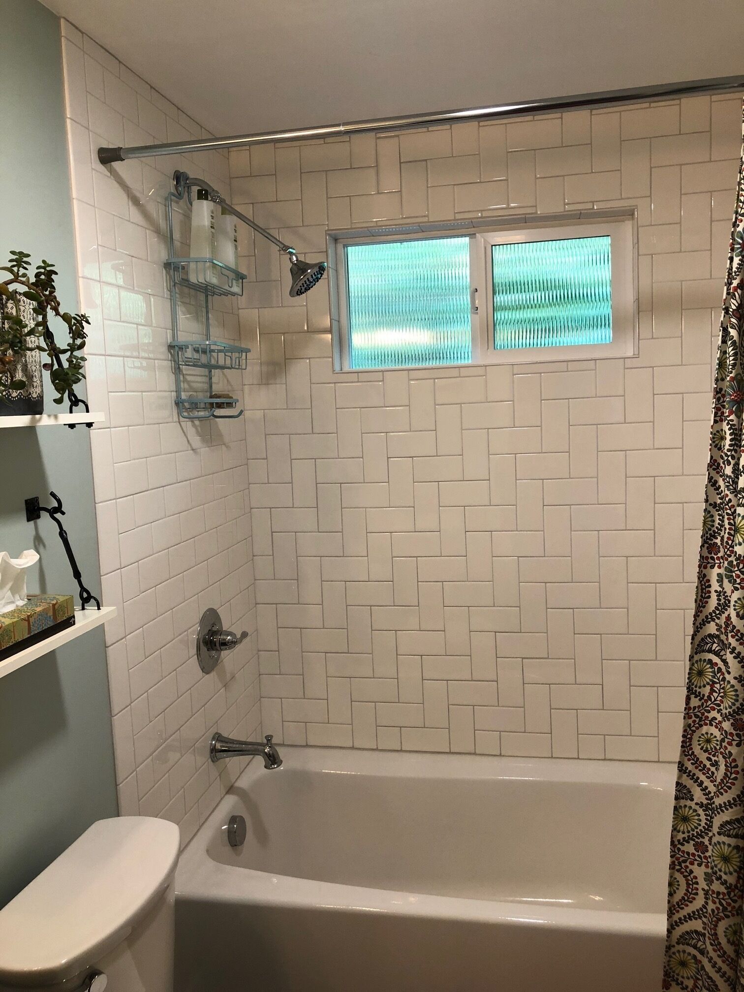 Badewanne, Haartrockner, Handtücher, Seife