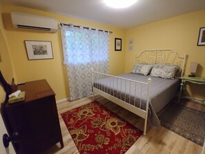 2 habitaciones, escritorio y tabla de planchar con plancha 