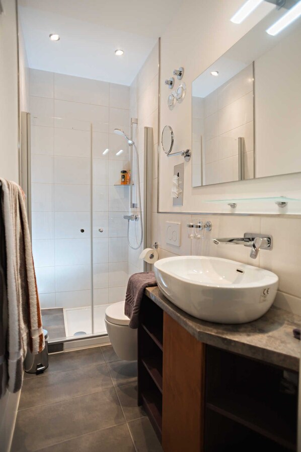 Haartrockner, HandtĂŒcher, Seife, Toilettenpapier