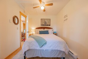 2 bedrooms, desk, free WiFi, bed sheets - Find your Happy Place at our Country Cottage!! (Christiansburg)