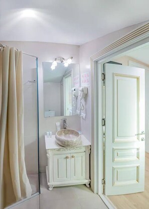 Economy Room | Bathroom | Shower, free toiletries, hair dryer, bathrobes - Vintage Hotel (Tbilisi)
