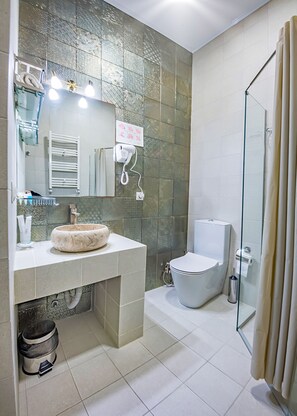 Quarto luxo | Banheiro | Chuveiro, produtos de toalete grátis, secador de cabelo 