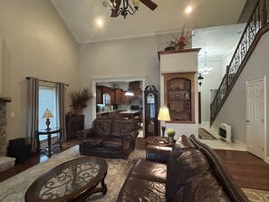 Smart TV, fireplace - "Sha-dieu LLC” TOLEDO BEND LUXURY WATERFRONT HOME, Southend of Texas side (Hemphill)
