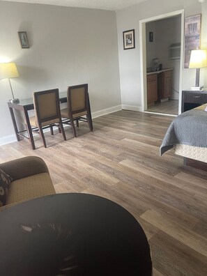 Interior - ANS Inn has clean, spacious rooms located on 5 acres with little traffic. (Winchester)