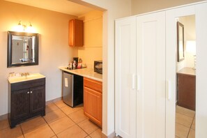 冷蔵庫、電子レンジ、コンロ、コーヒー / ティーメーカー