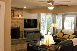 TV, caminetto, lettore DVD