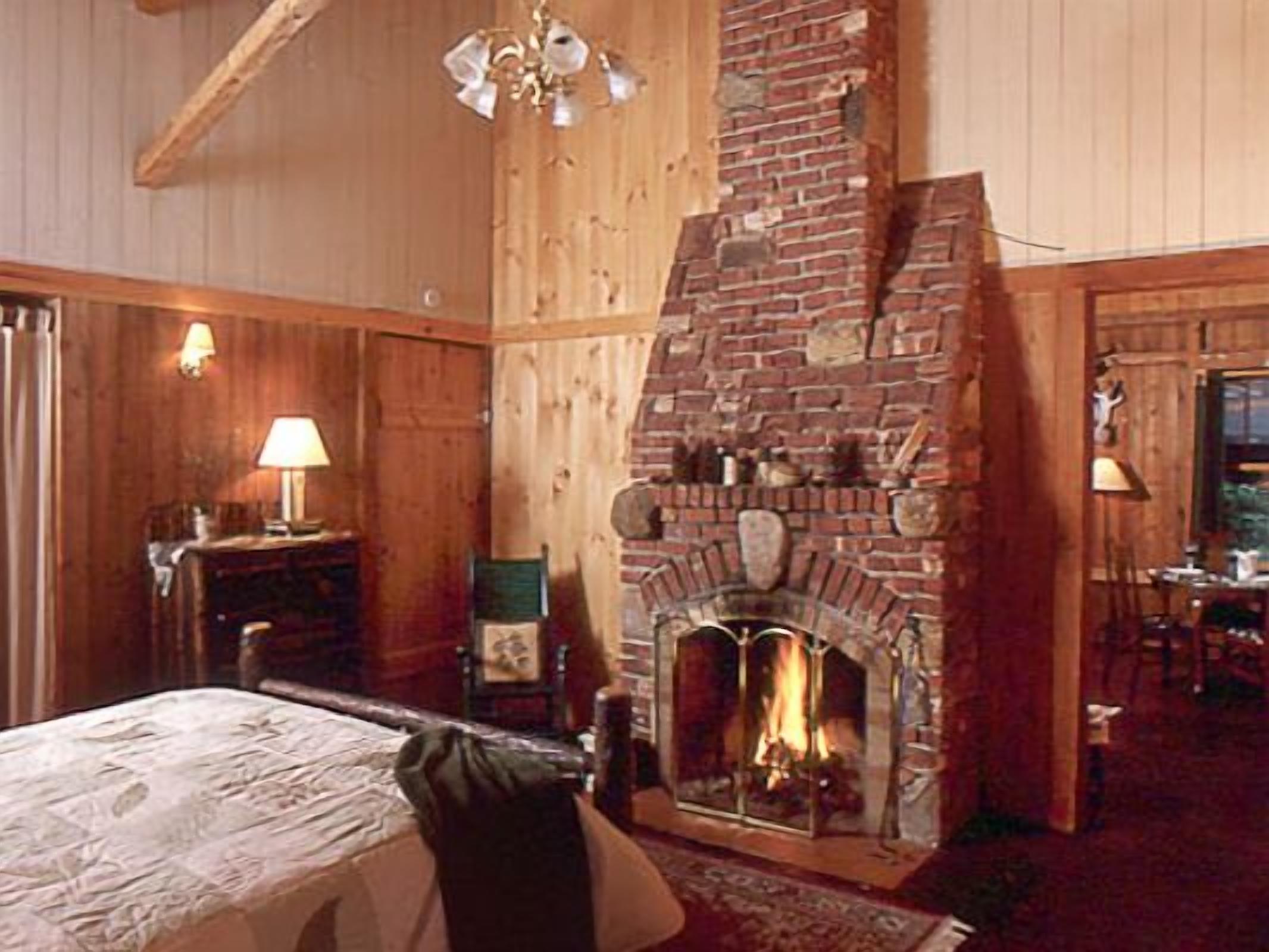 1 bedroom, desk, WiFi, bed sheets