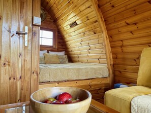 1 quarto, berço de viagem, roupa de cama
