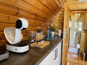Kühlschrank, Mikrowelle, Wasserkocher mit Kaffee-/Teezubehör