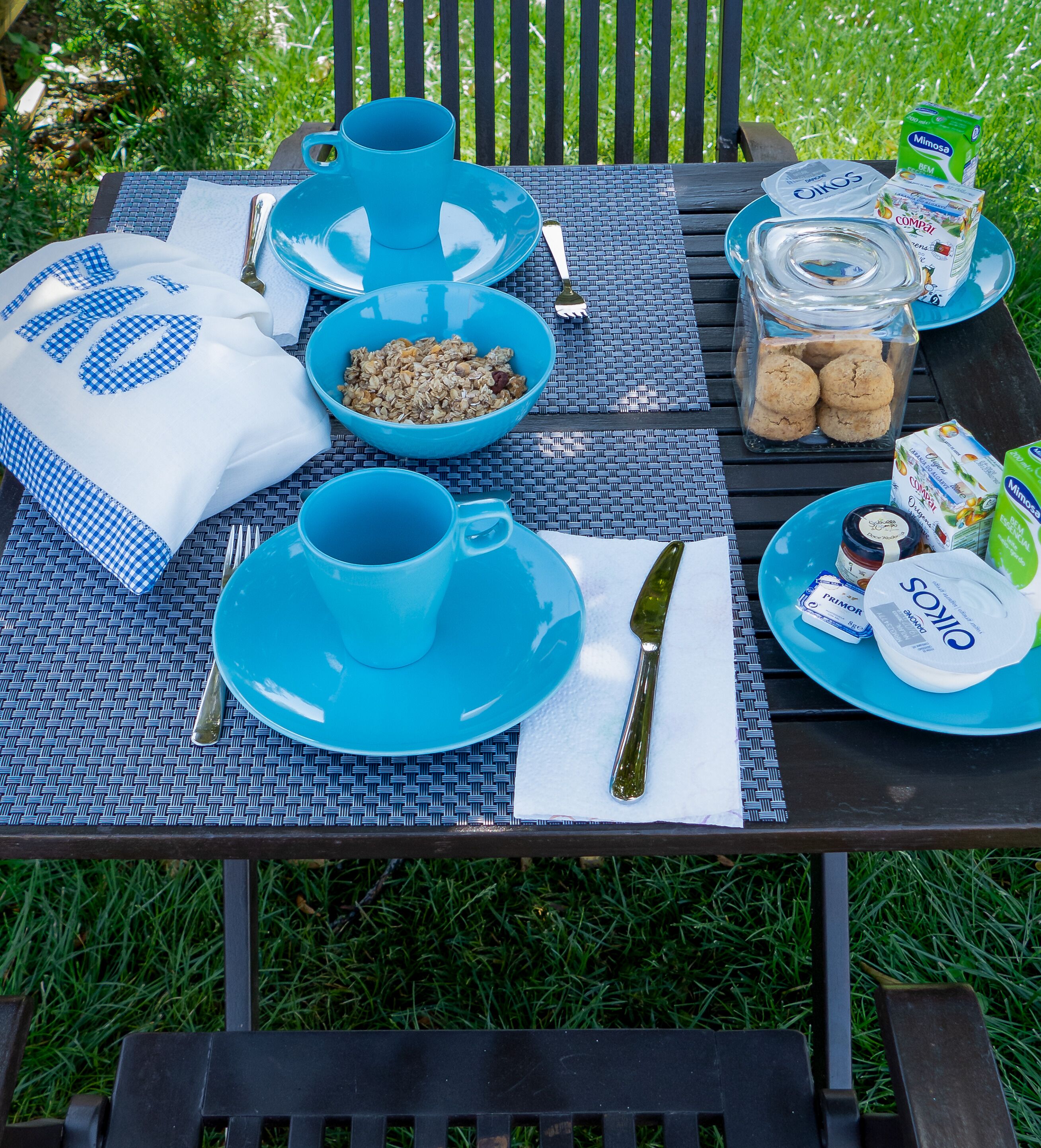 Ein Picknicktisch mit blauem Geschirr und Speisen.