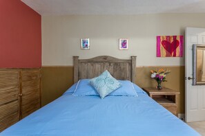 Iron/ironing board, bed sheets - El Rincón de los Artistas (San Miguel de Allende)