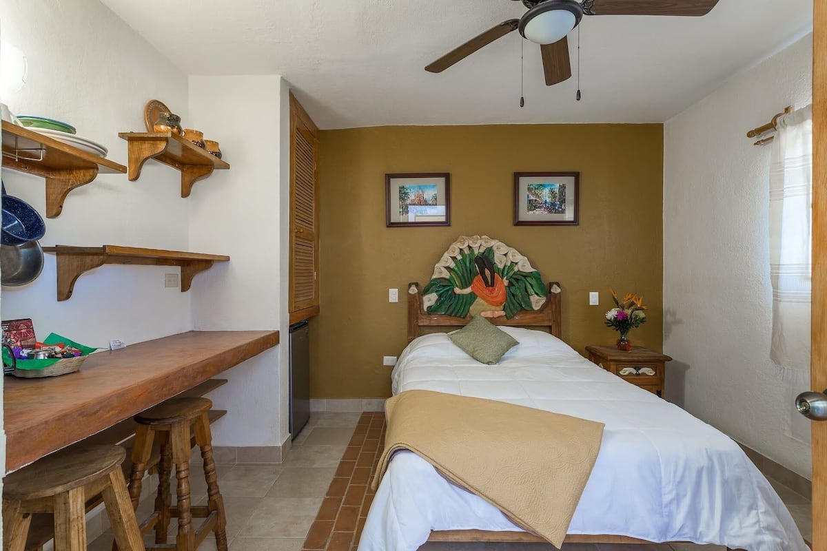 Tabla de planchar con plancha y ropa de cama 
