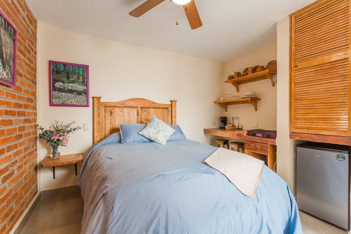 Economy Double Room (El Rincon Ingles) | 1 bedroom, iron/ironing board, bed sheets