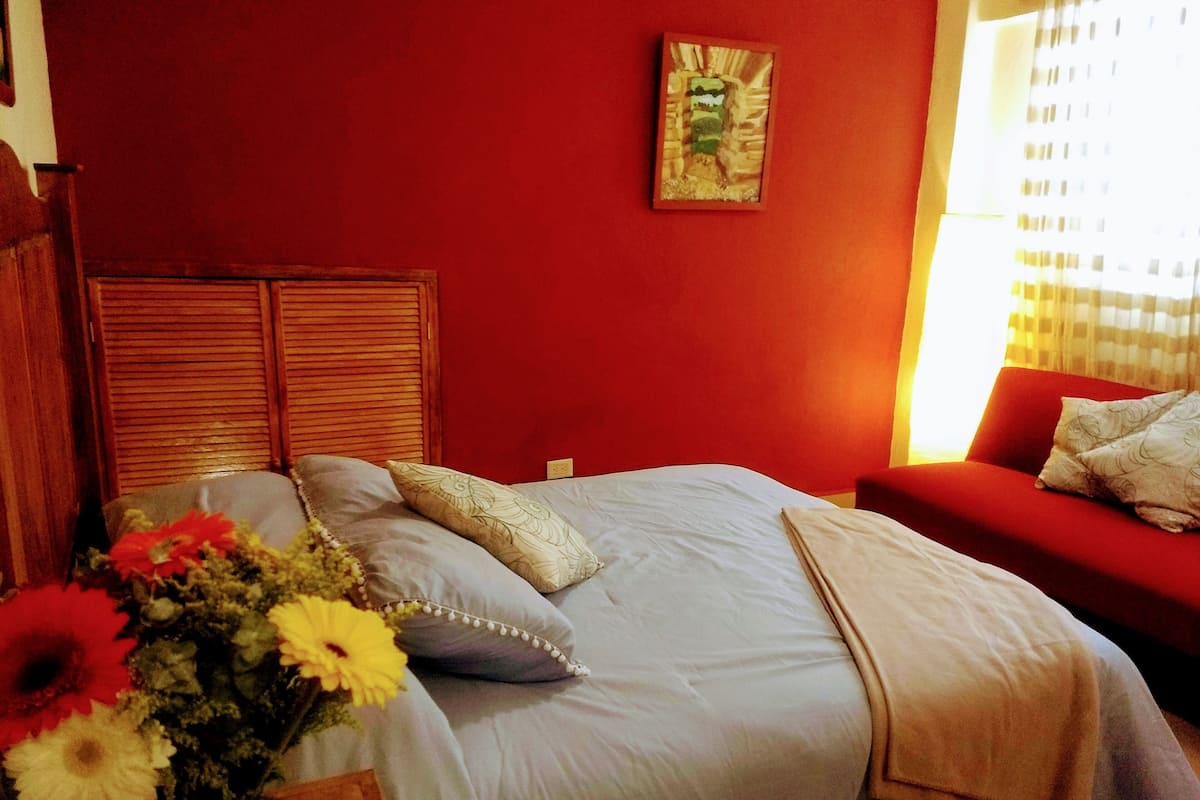 Tabla de planchar con plancha y ropa de cama 