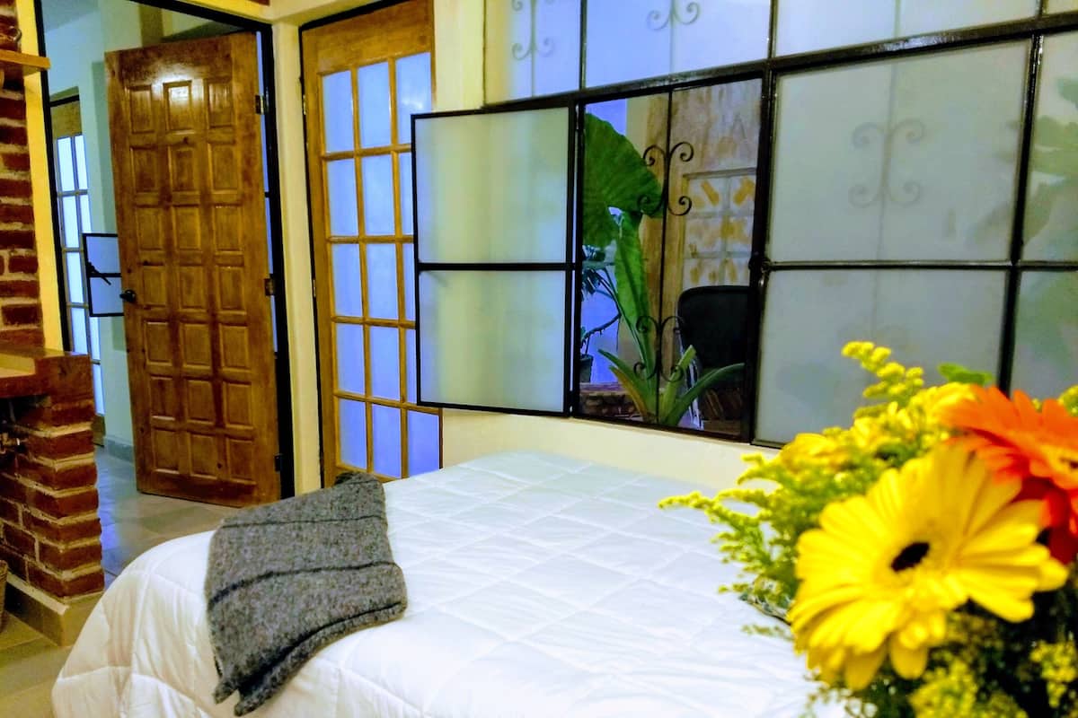 Tabla de planchar con plancha y ropa de cama 