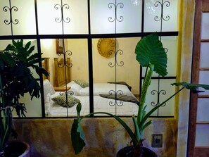 Tabla de planchar con plancha y ropa de cama 