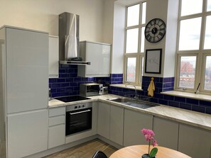 Jääkaappi, mikroaaltouuni, uuni, liesi