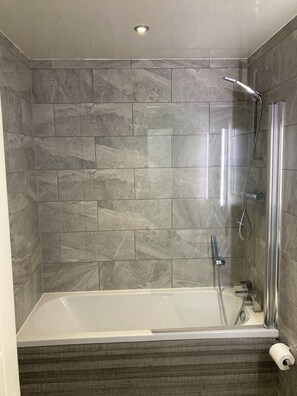 Combined shower/bathtub, free toiletries, towels, toilet paper - Central Doncaster 1BED 1BATH Pent-Apartment (Doncaster)