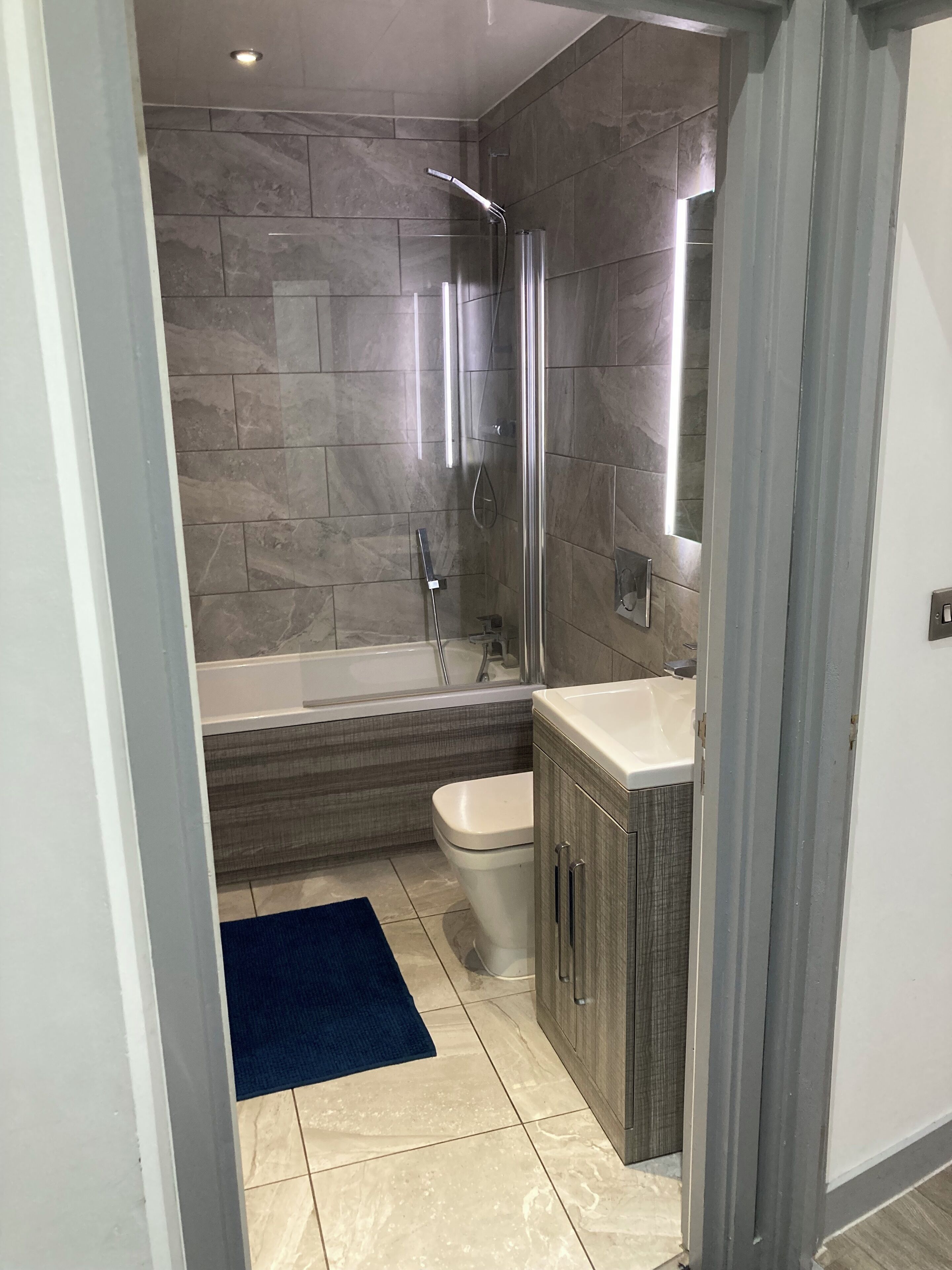 Combined shower/bathtub, free toiletries, towels, toilet paper