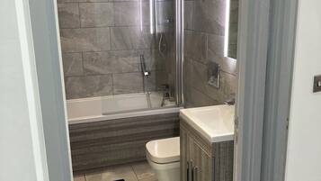 Combined shower/bathtub, free toiletries, towels, toilet paper