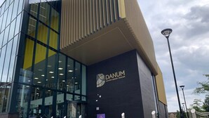 Exterior de la Galería-Biblioteca-Museo Danum, con amplios ventanales de vidrio y un diseño moderno.