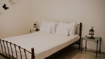 Deluxe Studio Suite | Individually decorated, blackout curtains, iron/ironing board