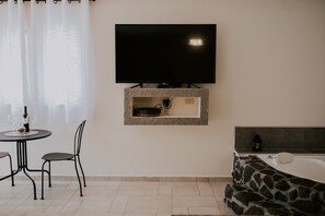 Deluxe Studio Suite | Television - Kinneret View (Emek HaYarden)