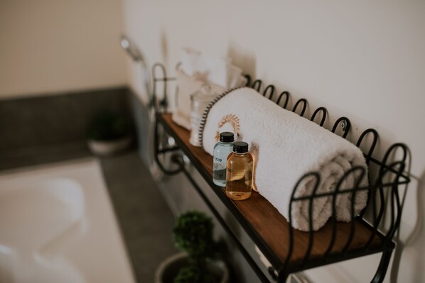 Deluxe Studio Suite | Bathroom amenities - Kinneret View (Emek HaYarden)