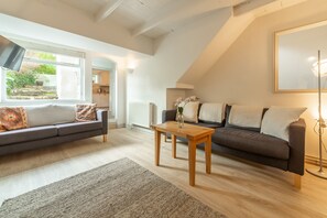 TV, fireplace, books, stereo