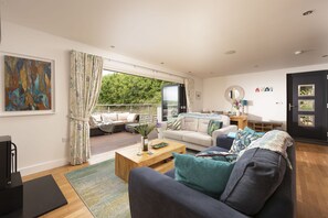 Smart TV, fireplace, DVD player - A stunning, environmentally friendly holiday haven at Mor Cliff, in an AONB. (Chapel Porth)